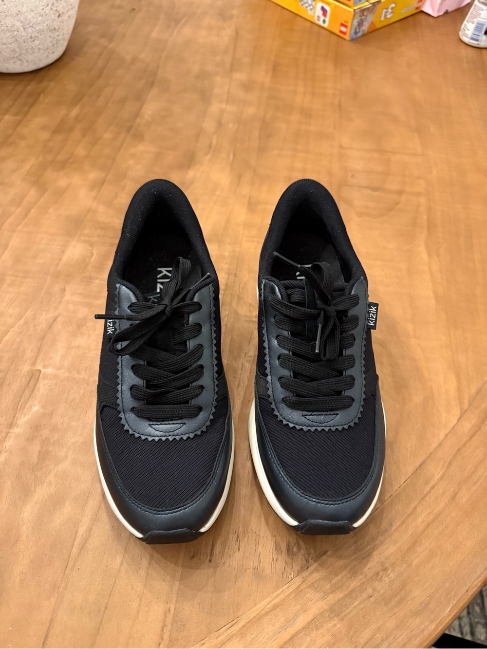 Women’s Kizik Paris sneaker in black/pristine sz 8